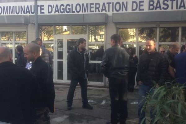 Les agents se sont rassemblés devant la communauté d'agglomération de Bastia ce lundi matin. 