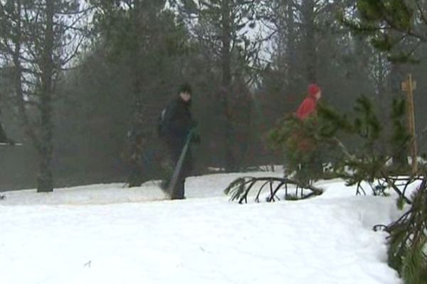 Le Mézenc n'a pas fait de cadeaux aux vacanciers de Noël : vent glacé, brouillard épais et neige fondue au programme de ce 25 décembre.