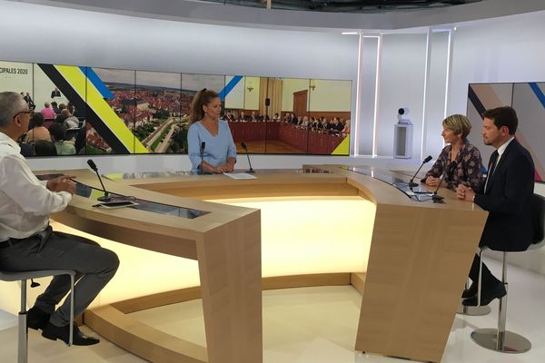 Gérard Chemla, Boris Ravignon et Sophie Delong sur le plateau de Dimanche En Politique