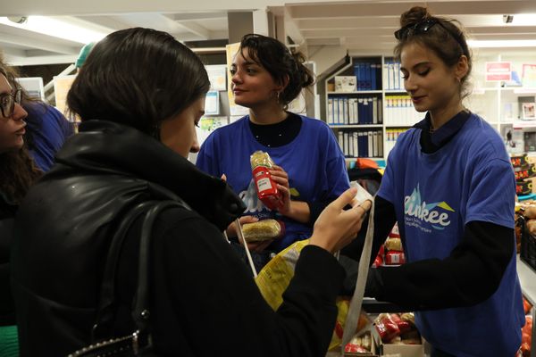 Une distribution alimentaire de colis aux etudiants par l'association solidaire Linkee.