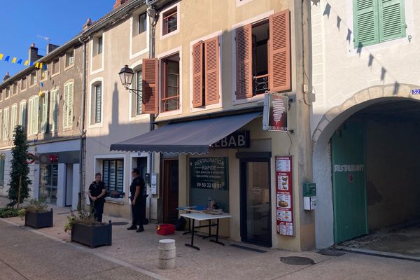 La rue de la République à Givry, en Saône-et-Loire, reste bloquée.