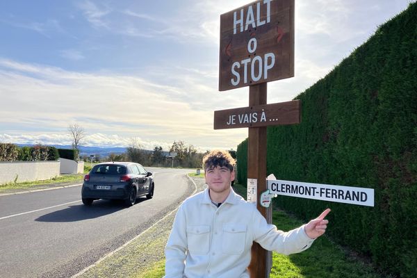 Loan est le jeune auvergnat à l'origine de Halt ô Stop, des aires aménagées pour faciliter l'auto-stop.