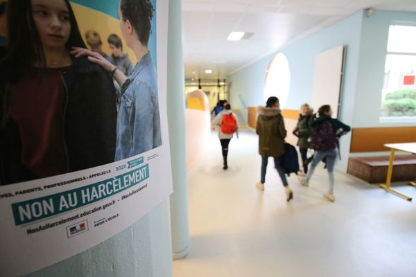 Une affiche pour lutter contre le harcèlement dans un collège de l'Oise.