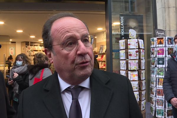 François Hollande est en séance de dédicaces de son livre à Besançon, le 15 décembre 2021.