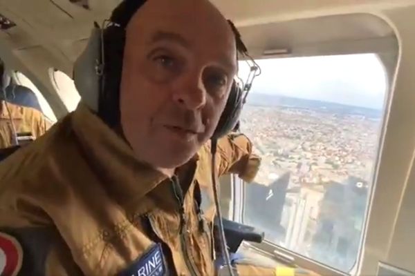 Philippe Croizon à bord d'un Falcon 50 de la Marine Nationale (14/07/2020).