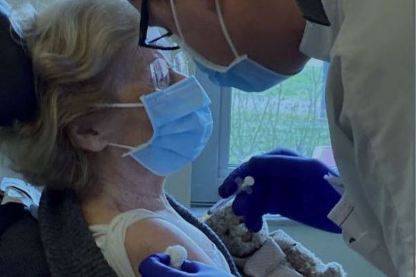 Marie-Madeleine, une patiente âgée de 87 ans, a été la première à être vaccinée aux Hospices Civils de Lyon.