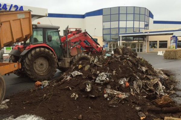 Supermarché bloqué à Audierne