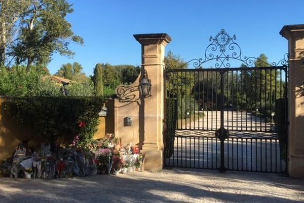 Video L Hommage D Emmanuel Macron A Charles Aznavour Aux Invalides