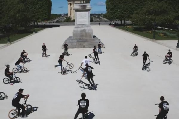 Une trentaine de flatlanders ont débarqué des 4 coins de la cité sur leur vélo pour une session qui va marquer l’histoire du BMX flat comme un nouveau record du monde.