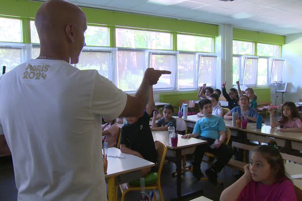 Yassine Zouaoui, porteur de la flamme olympique intervient dans des écoles.