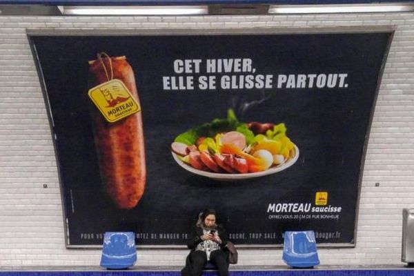 Une campagne difficile à rater sur les quais du métro à Paris