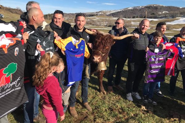 Ovalie, l'égérie du Salon de l'agriculture s'associe avec les clubs de rugby du Cantal et du Puy-de-Dôme