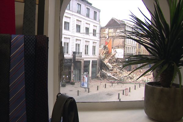 Les gravats après l'effondrement de deux immeubles, vus d'une boutique rue Pierre Mauroy à Lille.