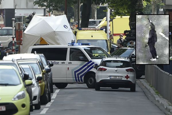 En médaillon, l'assaillant muni de deux armes à feu.