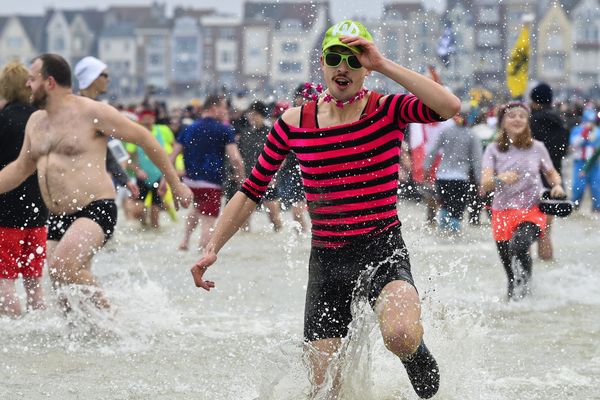 Depuis 15 ans, des bains lors de la Saint-Sylvestre sont organisés en Bretagne.