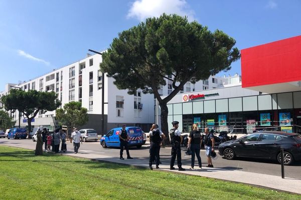 Les coups de feu auraient retenti vers 9h30 devant le supermarché Casino du quartier des Moulins, la police scientifique est arrivée sur place. 