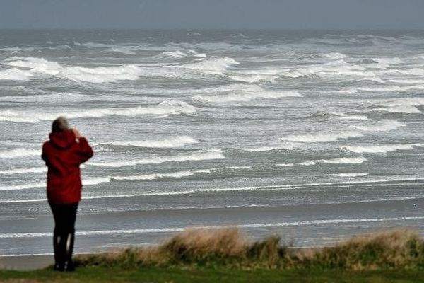 Une femme prend en photo la forte houle provoquée par la tempête Christian, le 27 octobre 2013 à Wimereux (Pas-de-Calais).