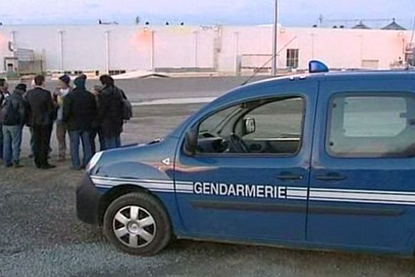 Trèbes (Aude) - la gendarmerie a délogé les anti-OGM des toits des hangars de Monsanto - 17 janvier 2014.