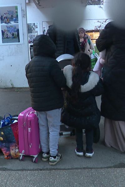 Une famille sans abri hébergée dans une école.