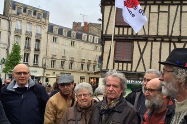 Ils étaient une dizaine hier matin sur le marché des halles à Niort du collectif contre le racisme et les discriminations.