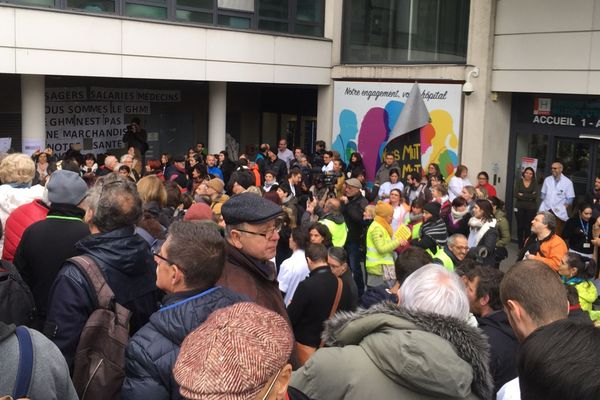 Salariés et usagers lors d'une manifestation pour défendre le statut non-lucratif du GHMG le 30 janvier 2020 