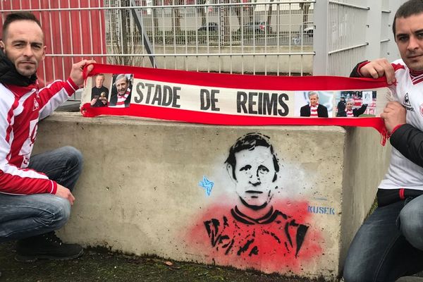 Ces deux supporters appellent à déposer des roses rouges devant ce portrait de Raymond Kopa situé à proximité du stade Delaune.