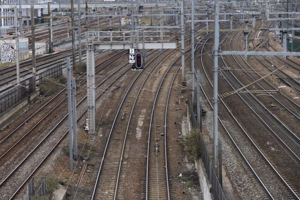 Entre le 15 et le 19 août, un société récupère 566 tonnes de rails, agissant "en toute bonne foi" selon la police. Le matériel avait en réalité été volé.