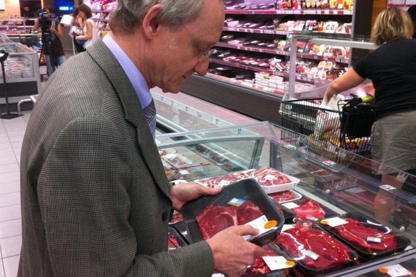 Opération de contrôle de la viande, dans un supermarché de Neuville-aux-Bois, dans le Loiret.