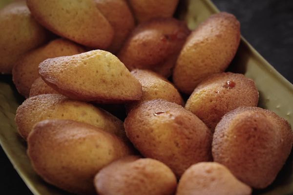 Des madeleines et leurs traditionnelles bosses ou "boudottes".