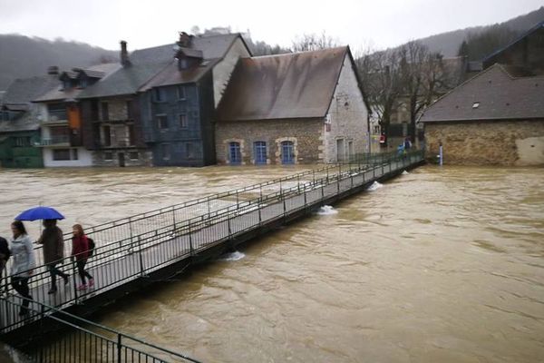 La Loue en crue majeure à Ornans (Doubs)