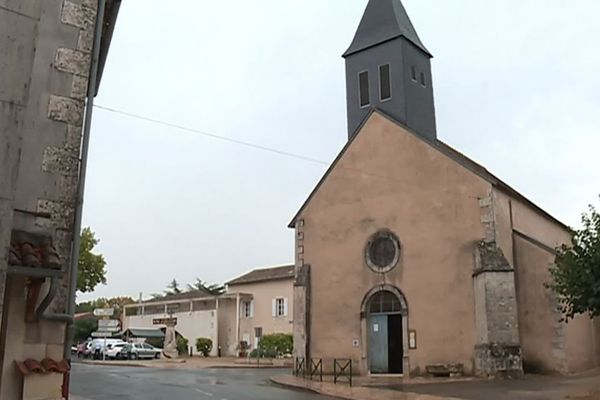 L'abside du XIIe siècle de l'église de Vernon est classée aux monuments historiques.