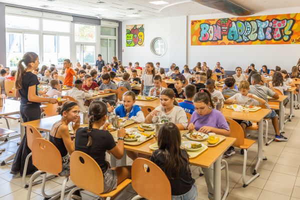 Les cantines scolaires toulousaines travaillent avec une vingtaine d'éleveurs locaux.