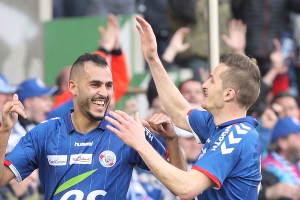 Khalid Boutaïb et Dimitri Liénard, lors de la victoire 4-1 du RC Strasbourg face à Brest, le 11 mars 2017.