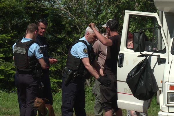 Contrôle de gendarmerie après une free party dans le Beaujolais