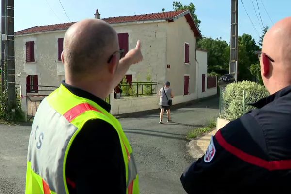 Sur la commune de La Laigne, en Charente-Maritime, les pompiers poursuivent leur travail pour évaluer les risques et sécuriser les maisons touchées par le séisme de vendredi dernier.