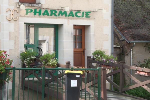 La pharmacie de ce village d'Indre-et-Loire est désormais au vente au prix d'un euro symbolique.