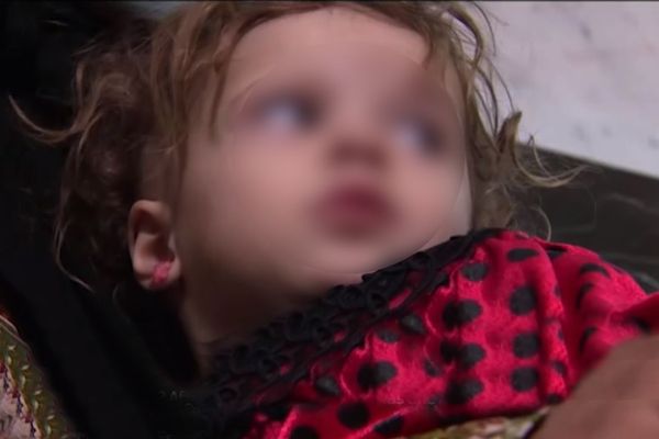 Khadidja, 2 ans, est détenue avec sa mère en Irak. 