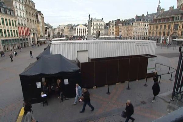 La pièce de théâtre d'un nouveau genre s'est installée sur la Grand Place