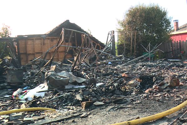 Les pompiers d'Objat (Corrèze) ont lutté pendant plus de six heures pour éteindre l'incendie, qui a entièrement détruit le chalet d'habitation.