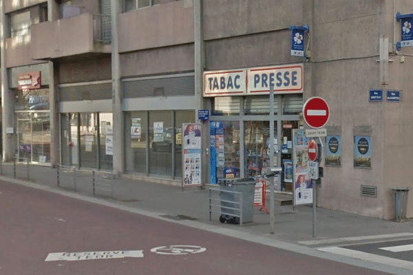 Rue Saint-Eloi à Rouen, à l'angle de la rue des Charrettes. 