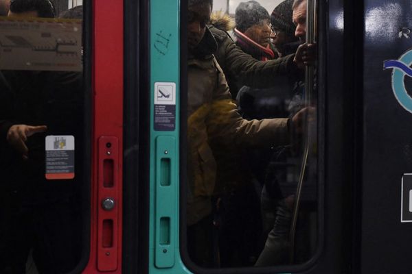 La RATP prévoit un trafic « extrêmement » réduit samedi et dimanche, et « très perturbé » lundi (illustration : 5 décembre).