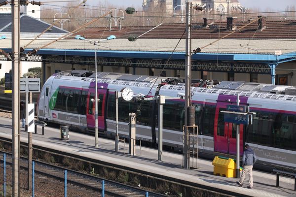 Plusieurs gares de la ligne P du Transilien s'étaient retrouvées sans trains, à la suite de ce glissement de terrain. Une des conséquences de la tempête Kirk.