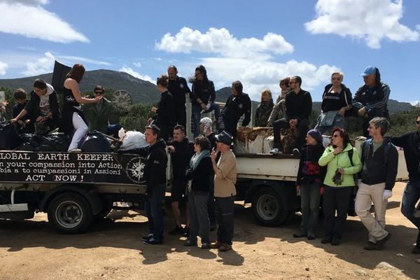 Les bénévoles se sont retrouvés ce matin sur la plage de Stabbiacciu à Porto-Vecchio pour ramasser les déchets, le 1er mai 2016.