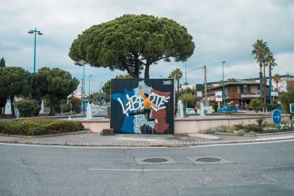 Jérémy Besset a été choisi par le festival de street-art antibois et Jean Leonetti pour rendre hommage à Samuel Paty.