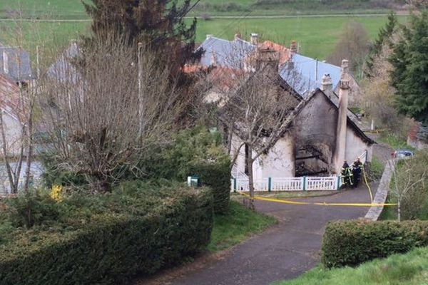 Après l'incendie qui a ravagé la maison, seuls les quatre murs extérieurs étaient restés debout. Le toit et deux planchers se sont intégralement effondrés. C'est dans cet amas de gravas que les enquêteurs ont retrouvé un premier corps calciné mercredi.