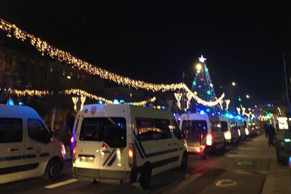 Des dizaines de cars de CRS sur les futures ramblas de Toulouse.