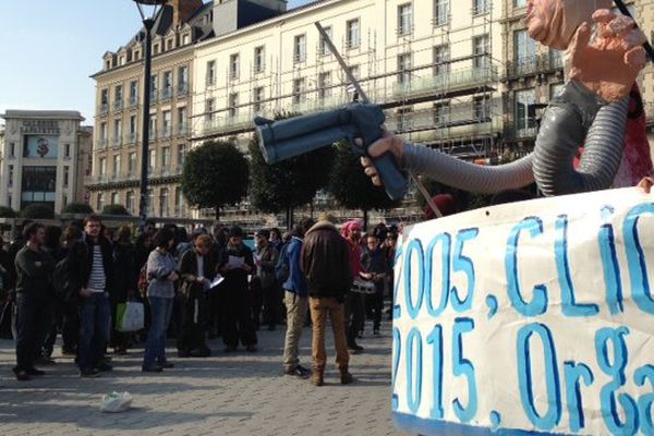 Les quelques dizaines de manifestants se sont retrouvés cantonnés place de la République par l'important dispositif policier 