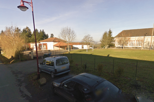 Les 52 élèves de l'école ont été transporté à la cantine par mesure de précaution.