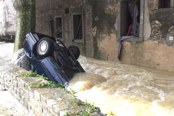 A 8 kilomètres au nord de Carcassonne, le petit village audois de Villegailhenc a été fortement touché par les pluies intenses. La crue a tout emporté sur son passage, y compris un pont. Les images prises ce matin témoignent de l'intensité de la crue.