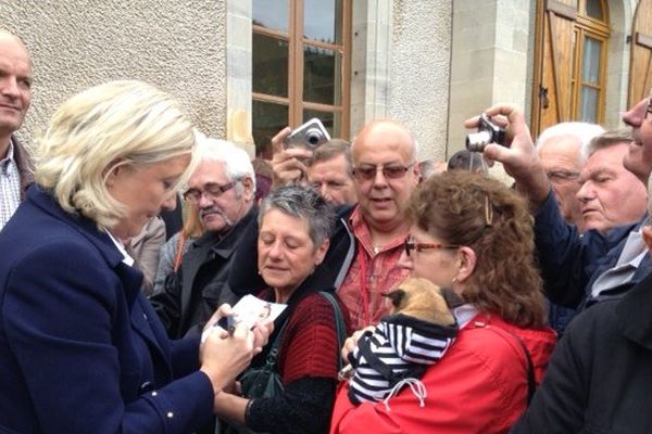 Marine Le Pen en visite à Brachay (52) le 6 octobre 2013.